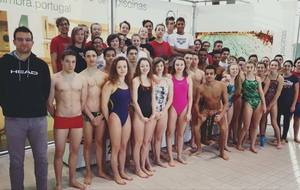 Les nageurs des EN Tours, des Dauphins d'Annecy, du club de Joué Natation et leurs entraîneurs 